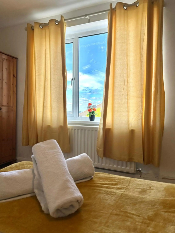Langdale House 5 bedrooms total 9 beds contractor stay Free WIFI and Parking