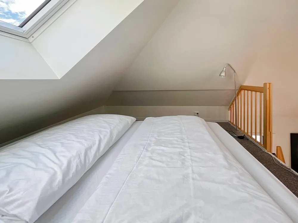 Vibrant Apartment on Bustling Street, Above a Restaurant - Perfect for Tourists,