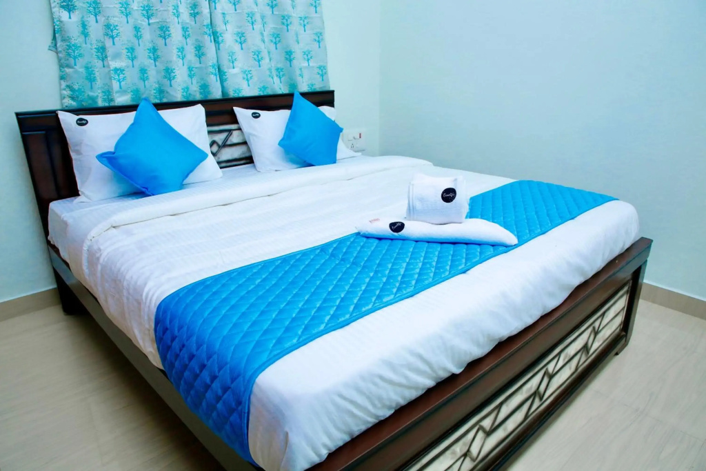 TrueLife Comfort Inn - Near PS4 veg restaurant - On way to Balaji Temple - 2BHK AC apartments - Coffee Tea Milk - Fast WiFi, Kitchen, Dining, Android TV, Parking - Easy access to Airport, Railway Station and to all Temples - Top service with lots of Love