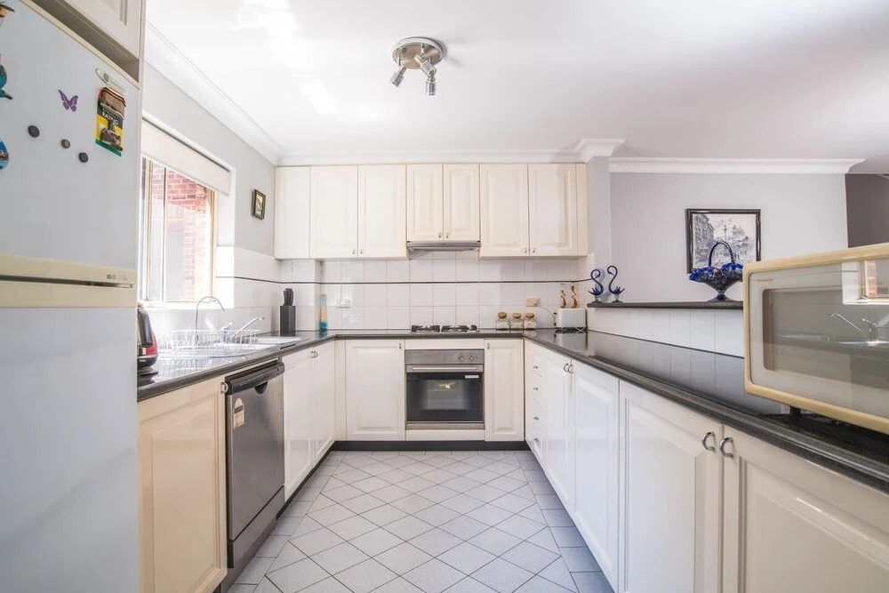 Rustic Hardwood 2 Bedroom Apartment in Randwick
