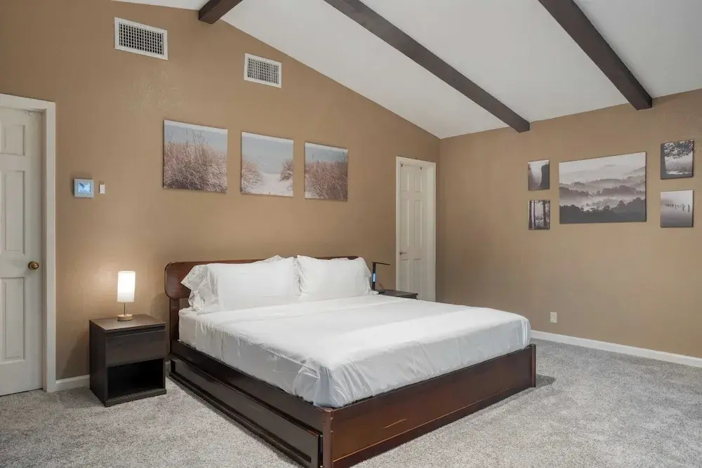 Sleeps 18! Game Room, Deck w/ Firepit, 5bdr, Casita Cedar & Stone by Avantstay