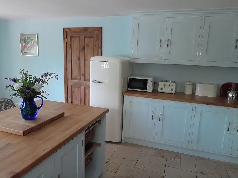 Canal-side 5-bed Cottage - Sleeps 10, Pet Friendly