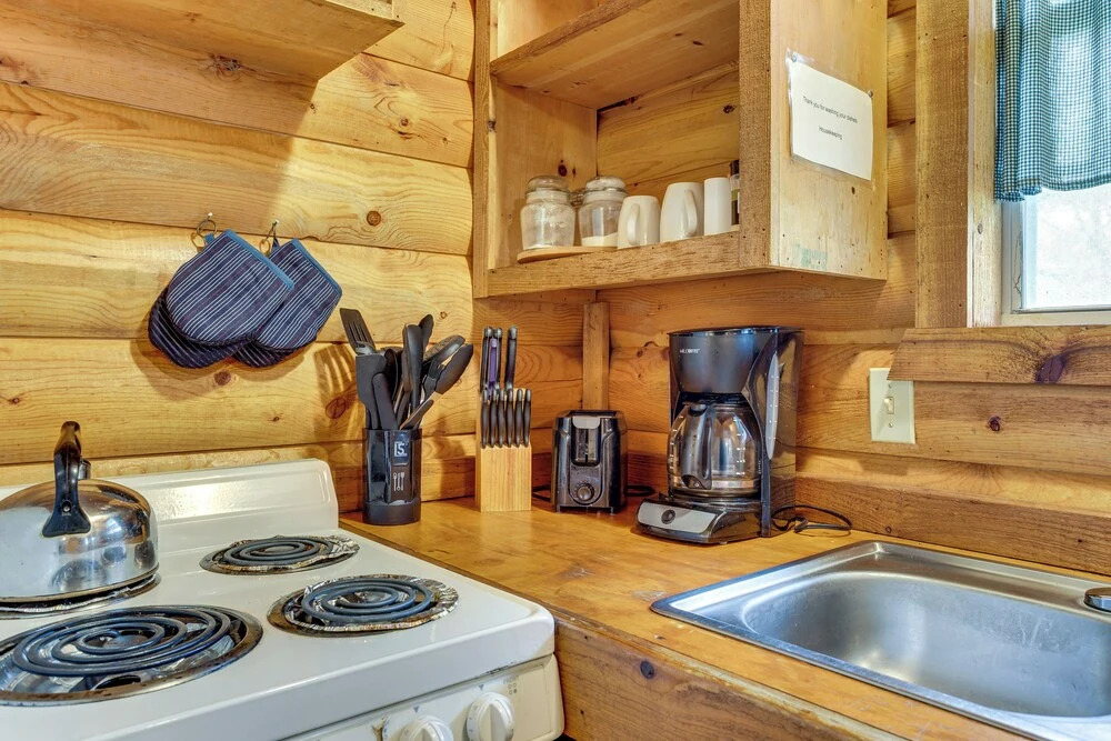 'cedar Falls Cabin 4': Nestled by Honey Creek