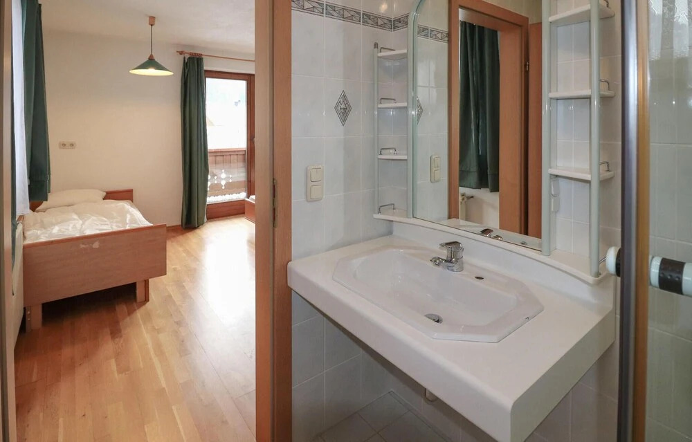 Beautiful Caravan in Gosau With 6 Bedrooms and Wifi