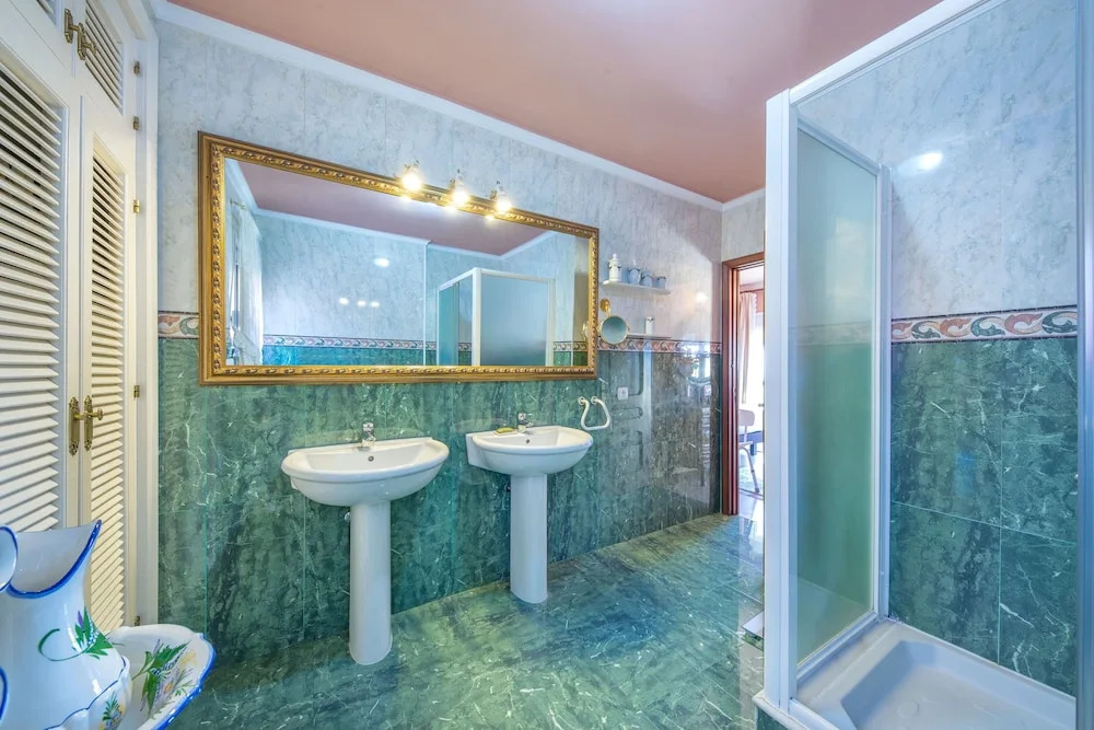 Villa - 5 Bedrooms with Pool and WiFi - 107872