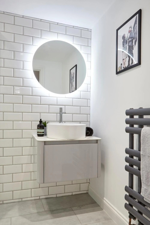 Stylish, spacious flat with private parking