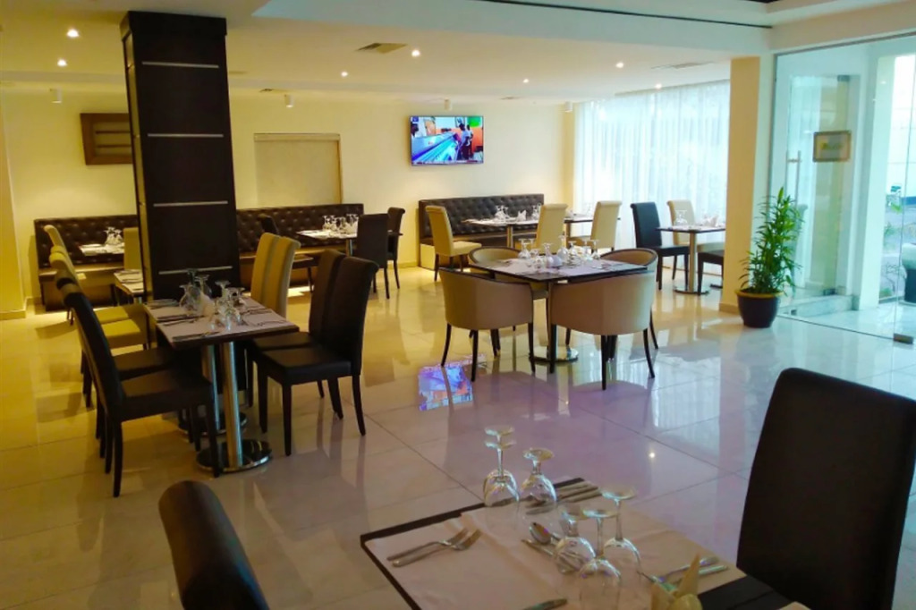 Monty Suites & Golf