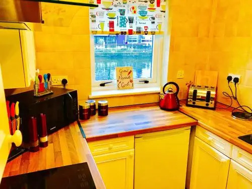Glasgow City Centre Flat with River Views and Parking
