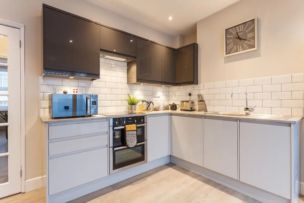 Stylish Town Centre House - 300Mbps, Parking & Sunny Decking