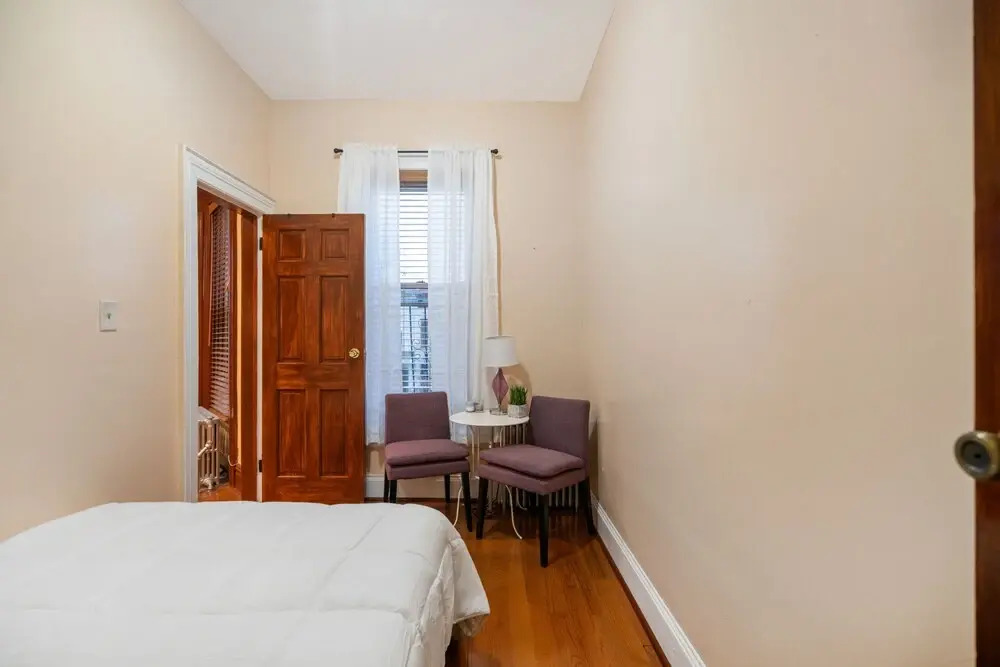 Spacious 3 Bdrm Close To Trains & Shops