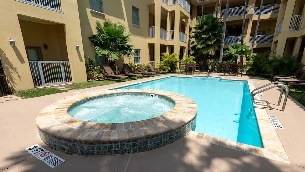 New 2br - Pool Patio - Bunk Beds - 1st Floor 2 Bedroom Apts