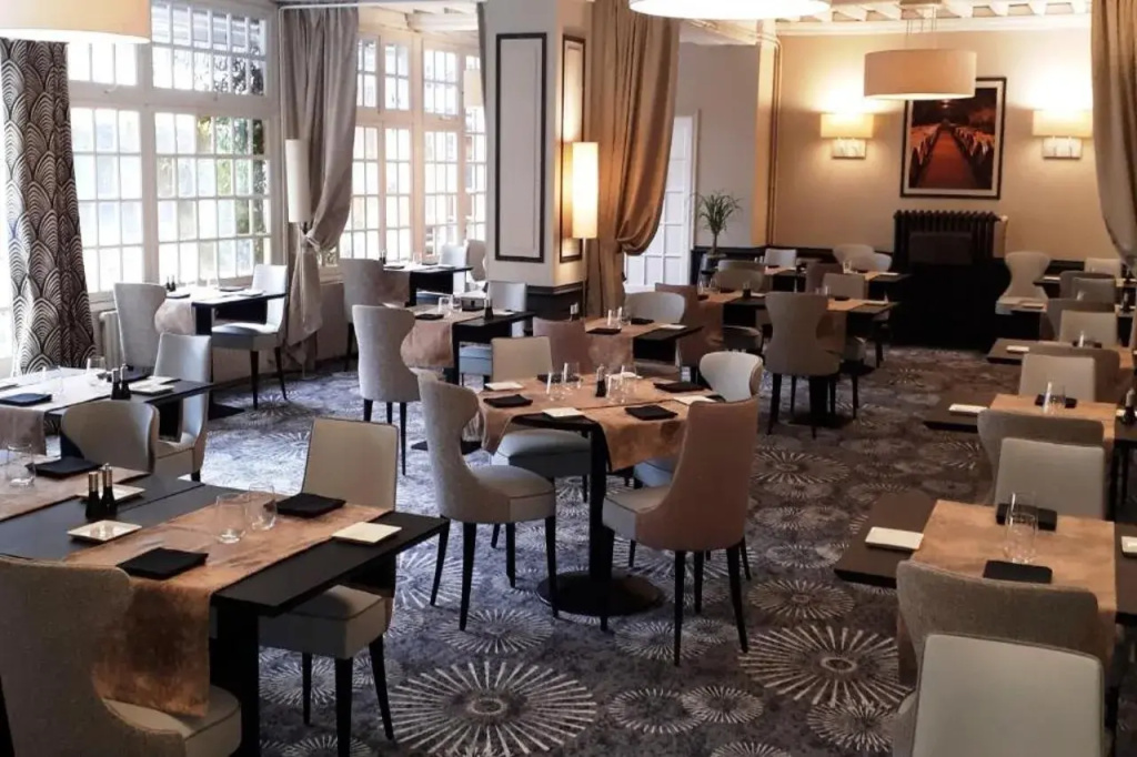 Hotel Le Lion DOr et Restaurant La Table Du Lion