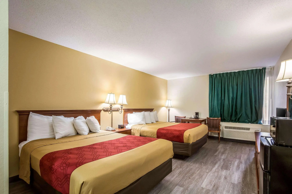 Econo Lodge Inn & Suites Fairview Heights St Louis
