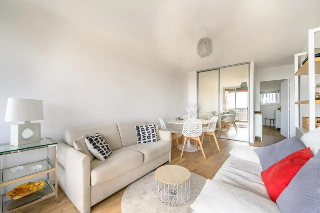 Bright Apt with Balcony And Sea View