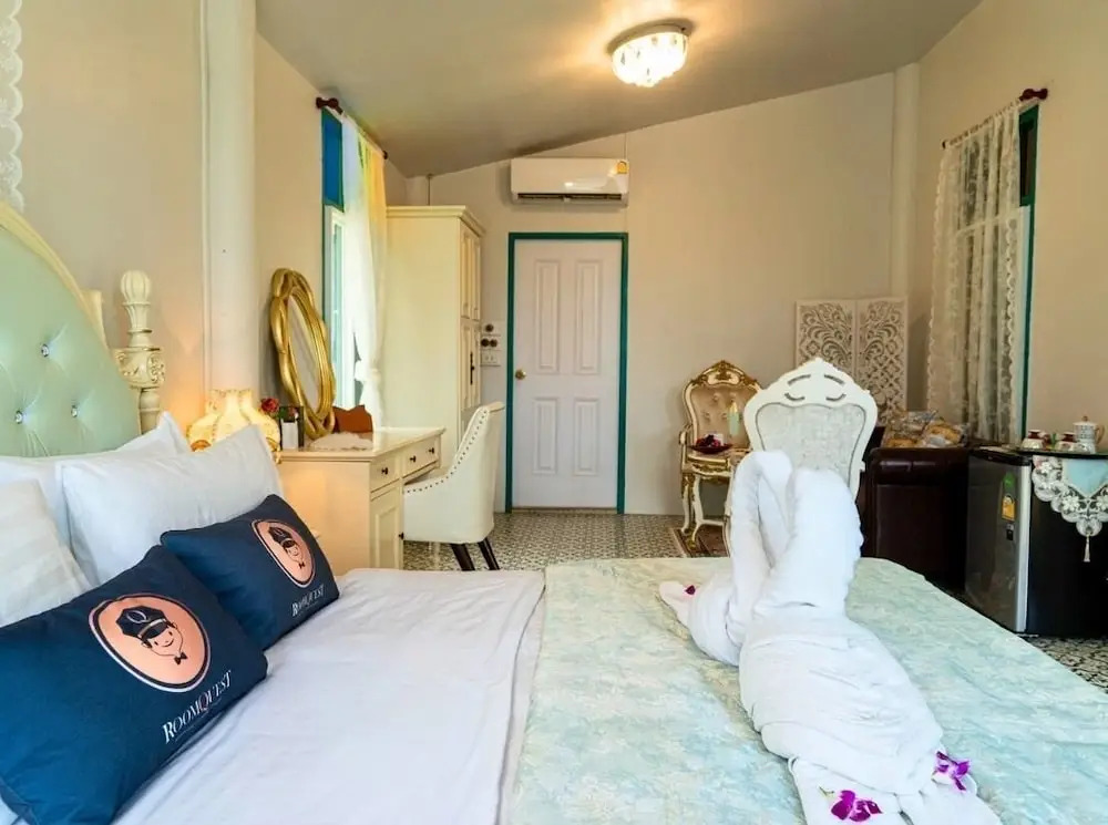 RoomQuest Baan Khun Phra The Iconic
