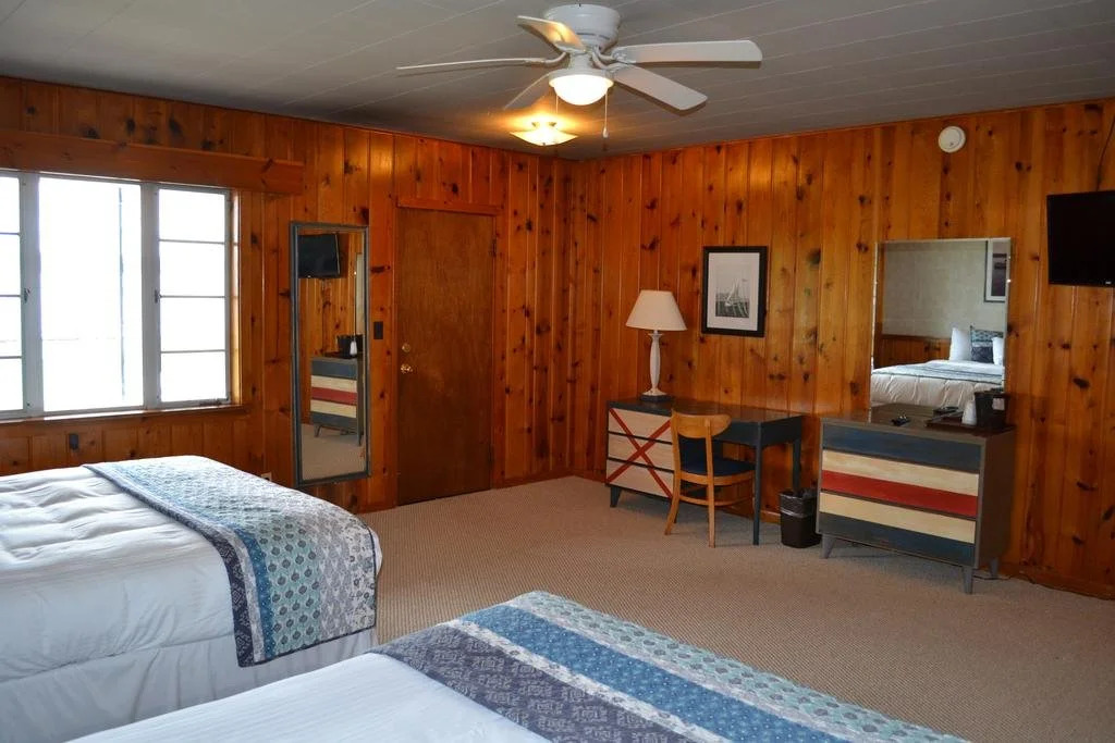 Buzz's Lakeside Inn