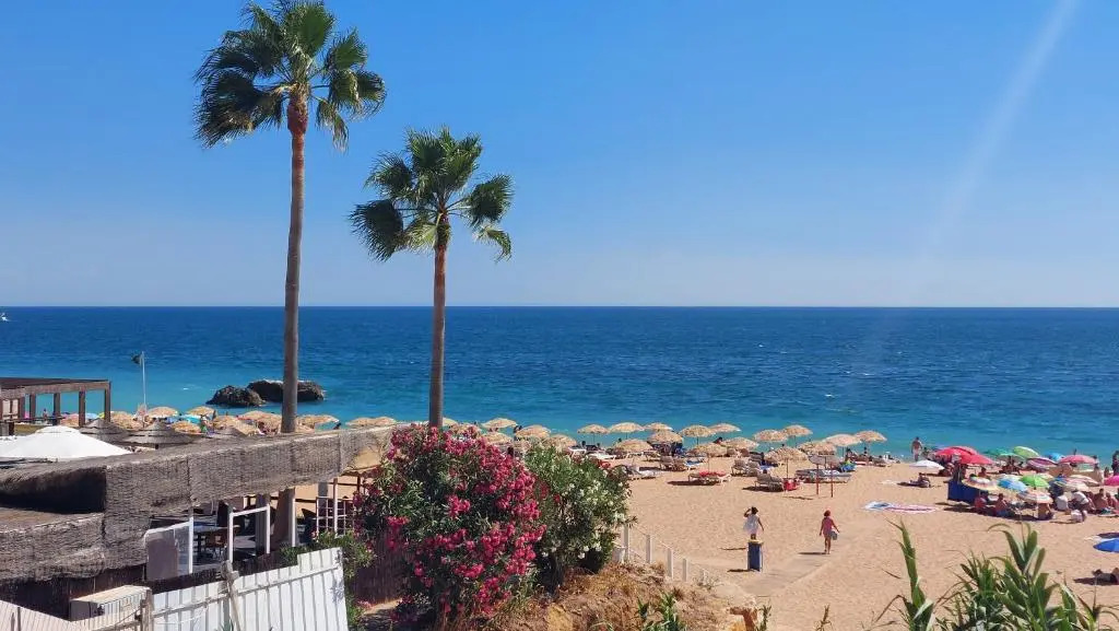 3 bedroom apartment in Oura Albufeira with amazing pool at walking distance to beach, strip and old town, WIFI and AC, private condo