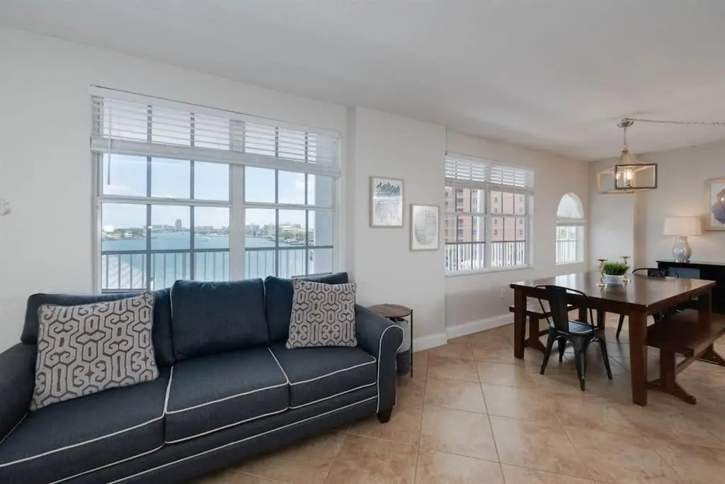 NEW Beach Condo 5 min walk to the Beach Sleeps 9