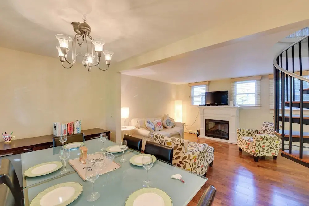 Shop, Dine, Explore Commercial St! Coastal Retreat