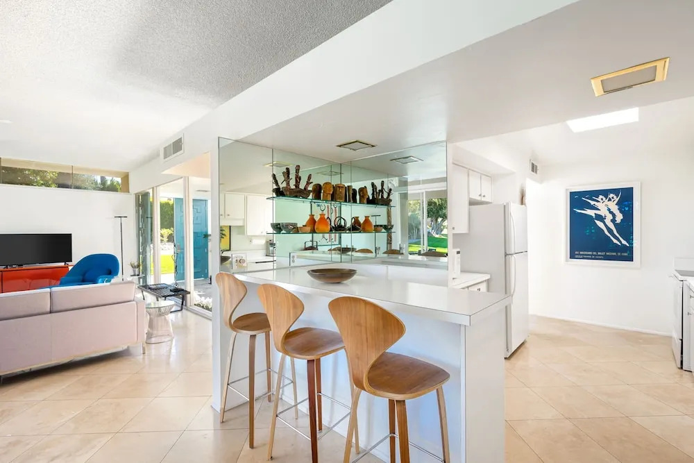 Mid-mod Krisel Getaway Walkable on El Paseo