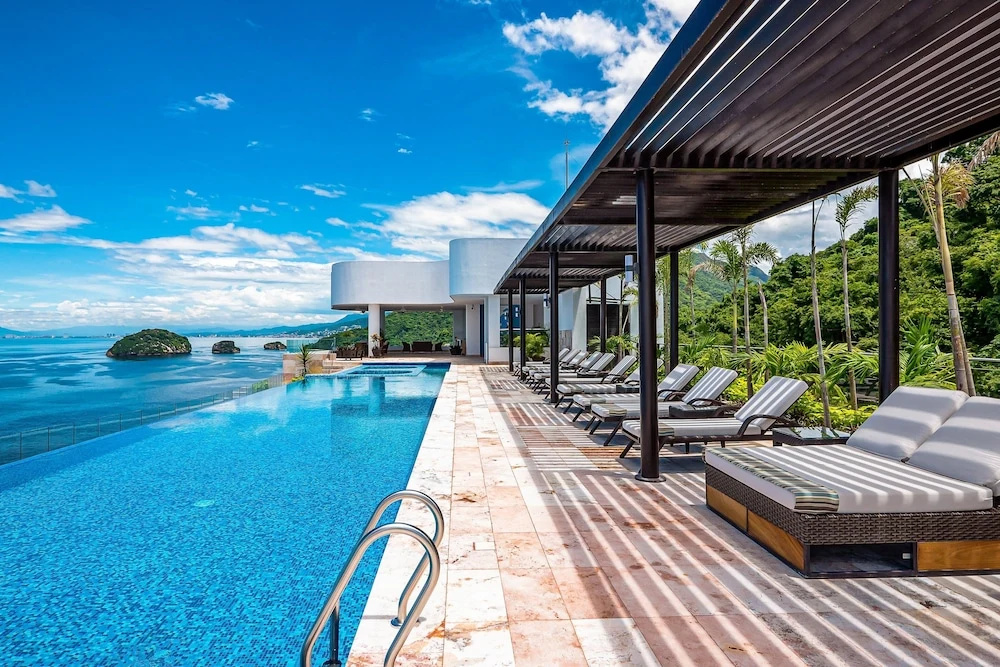 Luxurious 6th-floor Condo With Pool, Oceanfront Balcony & Water View