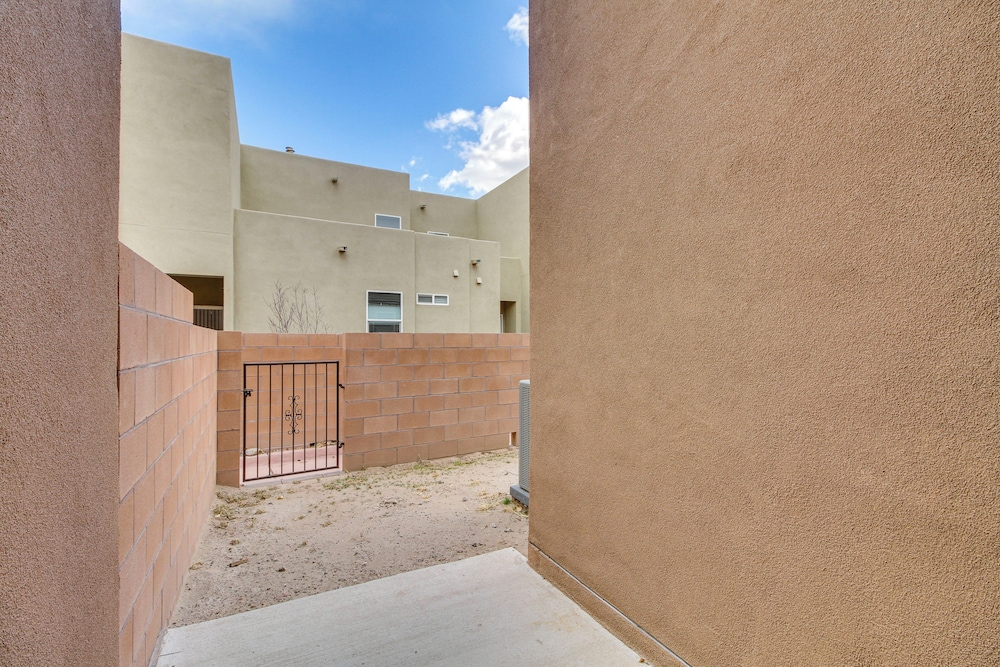 4 Mi to Unm: Convenient Albuquerque Townhome!