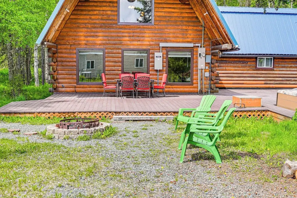 Roomy Log Cabin w/ Hot Tub, Walk to Kenai River!