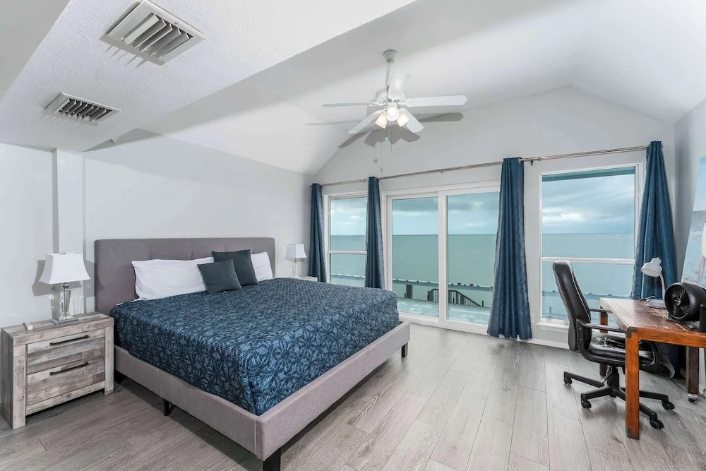 Bayside Waterfront Home With Private Patio