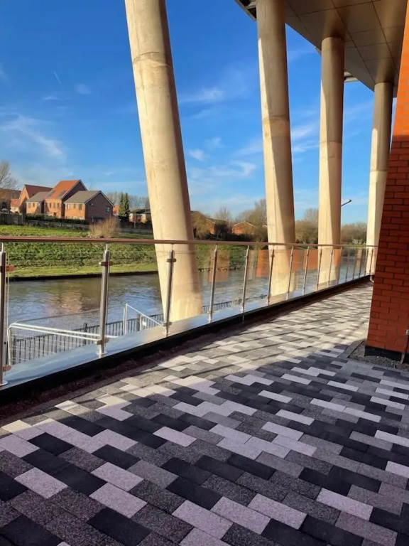 Beehosting Adelphi Wharf Apartments