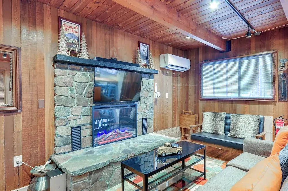 Inviting Mt Hood Cabin w/ Porch: 1 Mi to Skibowl!