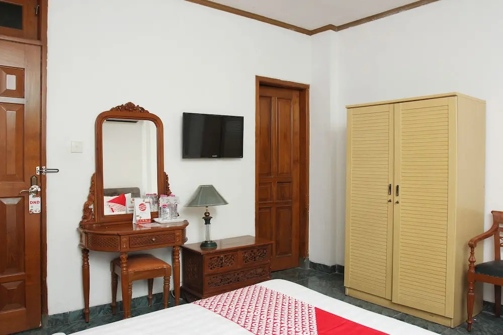 OYO 392 Hotel Mawar Saron