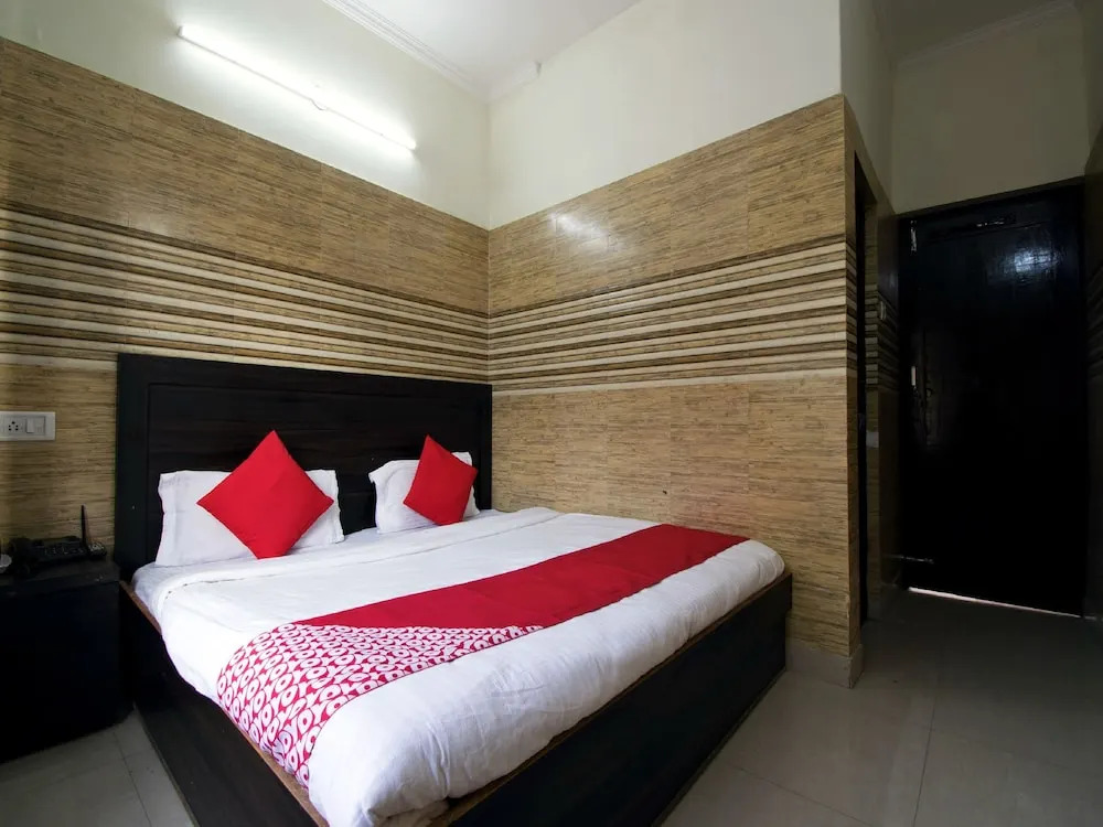 OYO 22932 Hotel Shiv Shanker