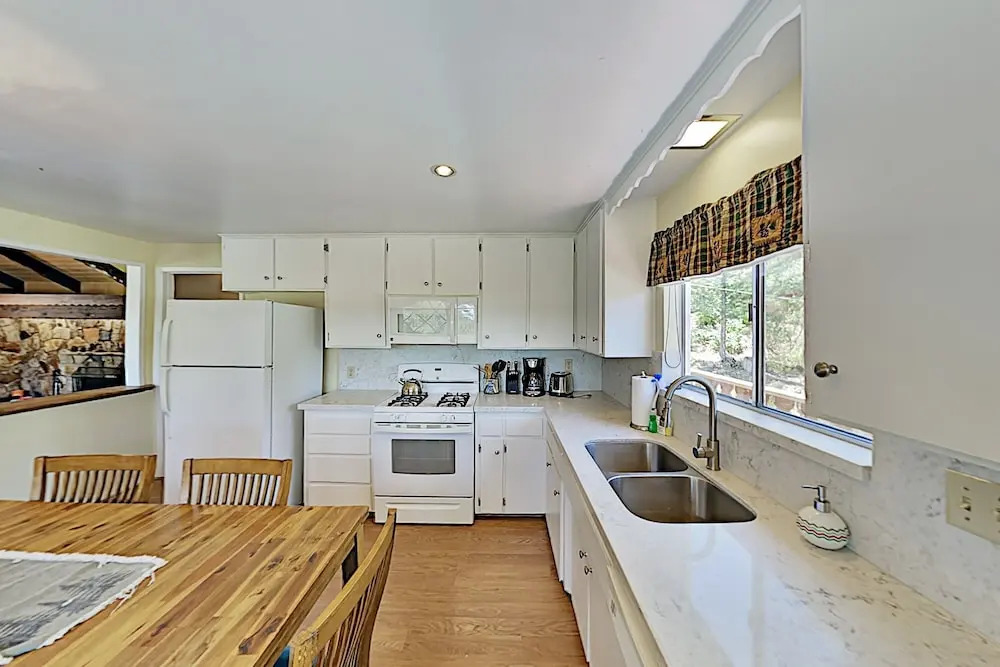 New Listing! All-suite Forest W/ Hot Tub 3 Bedroom Home