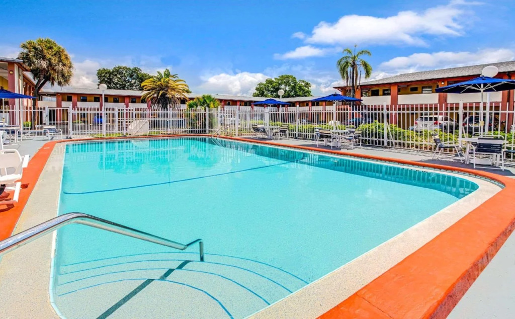 Holiday Inn Express & Suites Tampa Stadium - Airport Area by IHG