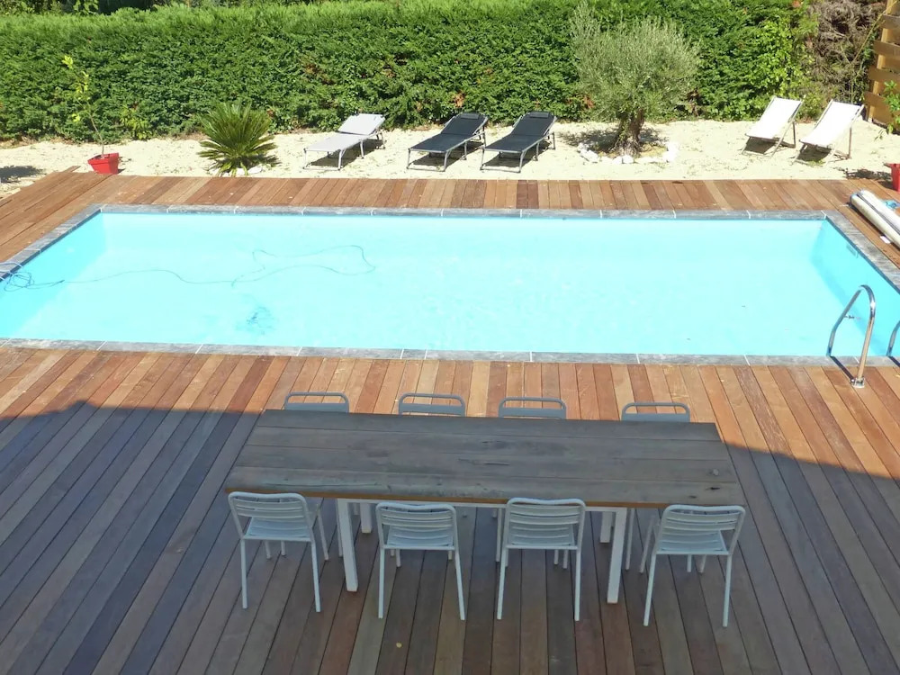 Luxurious Villa in Cazaubon with Swimming Pool