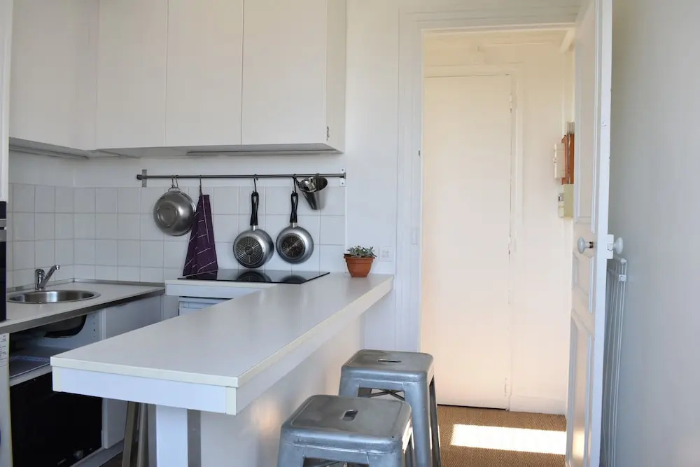 1 Bedroom Apartment Near Champs Elysee