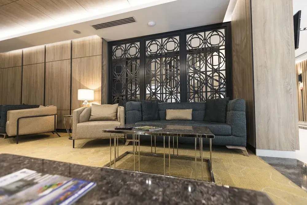 Izz Otel