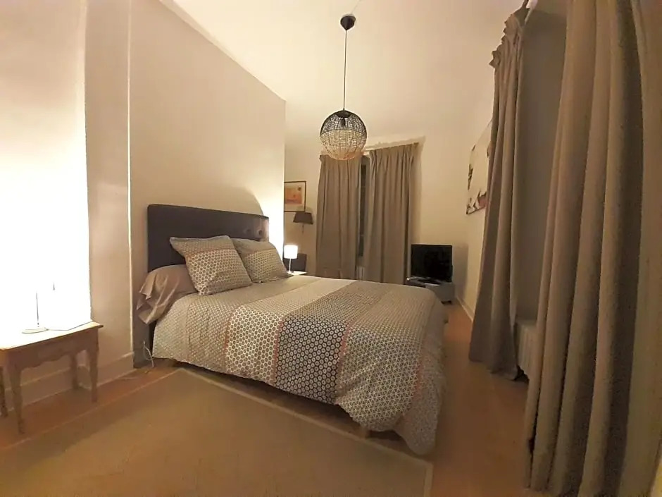 centre ville, chambre indépendante 20m2 et sa salle de bain privée