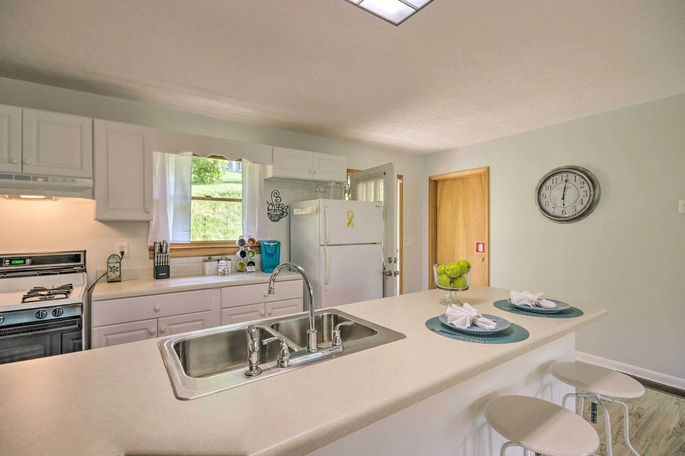 Maggie Valley House w/ Mtn Views - 1 Mi to DT