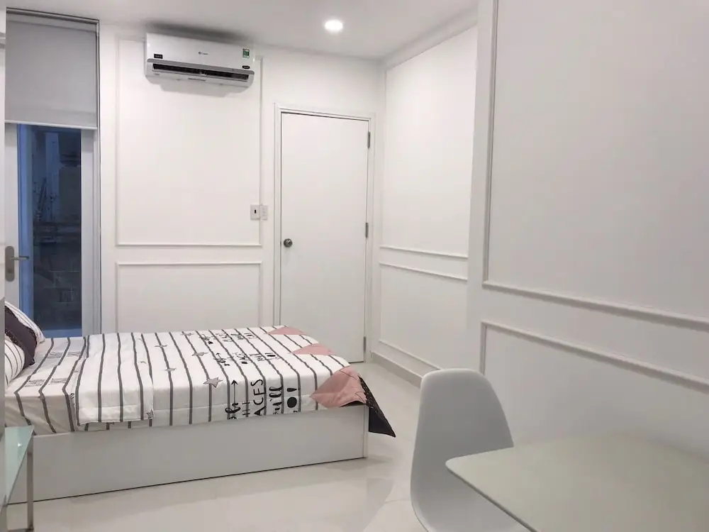 Smiley Apartment 8