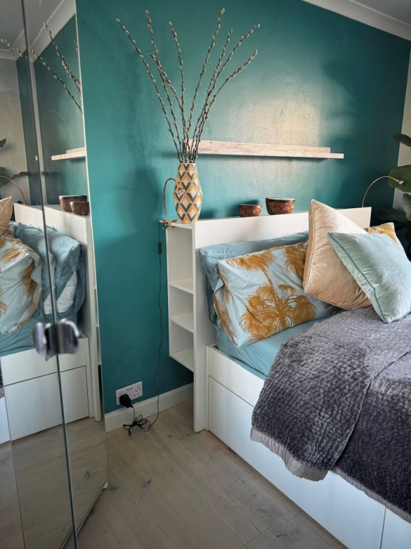 House - Sleeps 6 - Private Garden & Parking