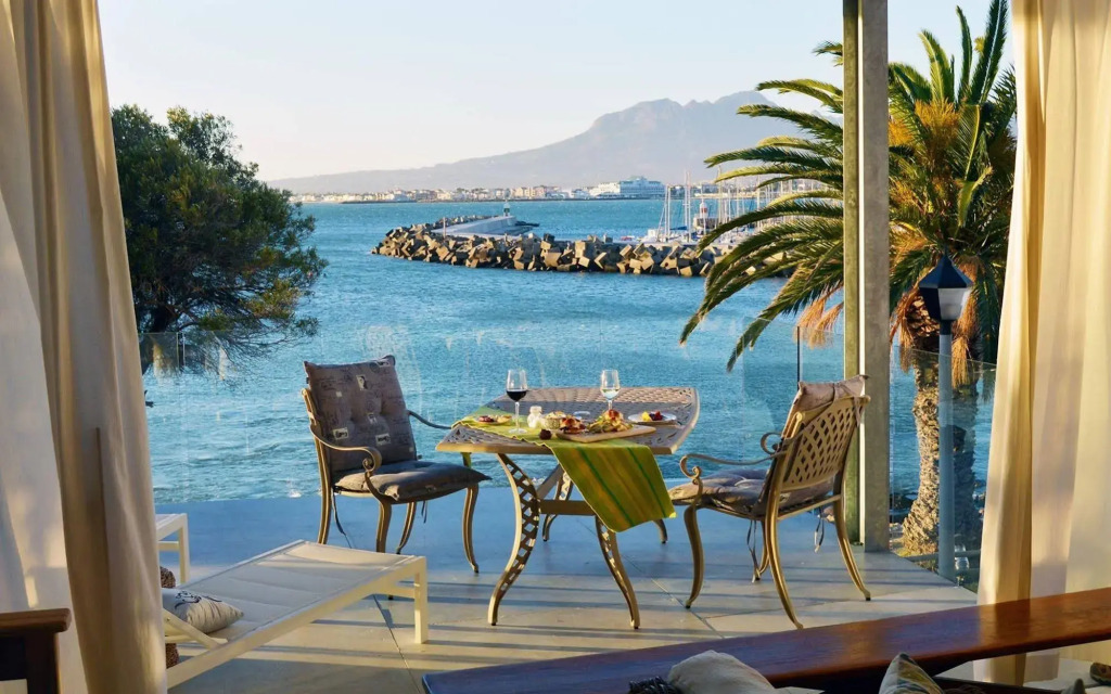 Bikini Beach Holiday Home, On the Beach, Sleeps 9