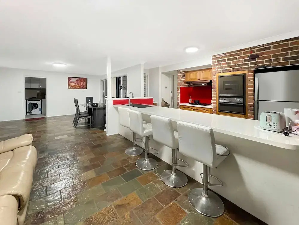 Metawise Cozy Family Room in Shared Home Free Parking