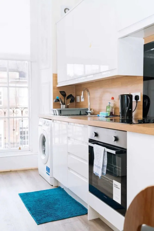 Bright High-ceiling 2BD Flat - Central Edinburgh!