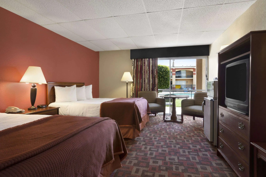 Howard Johnson by Wyndham Oklahoma City OKC Airport, Fairgrounds, I40
