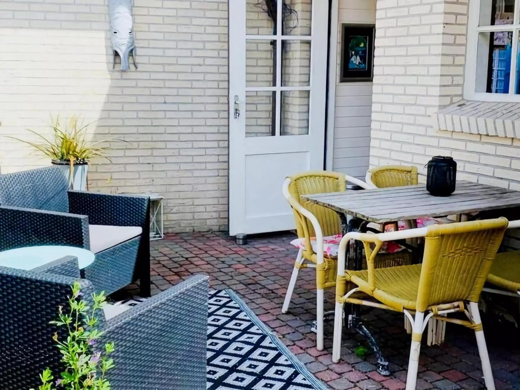 Attractive holiday residence in De Koog, a stone's throw from the beach