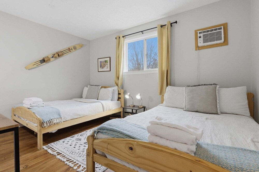 Cozy Chalet With Hot Tub And Pool 3 Bedroom Home