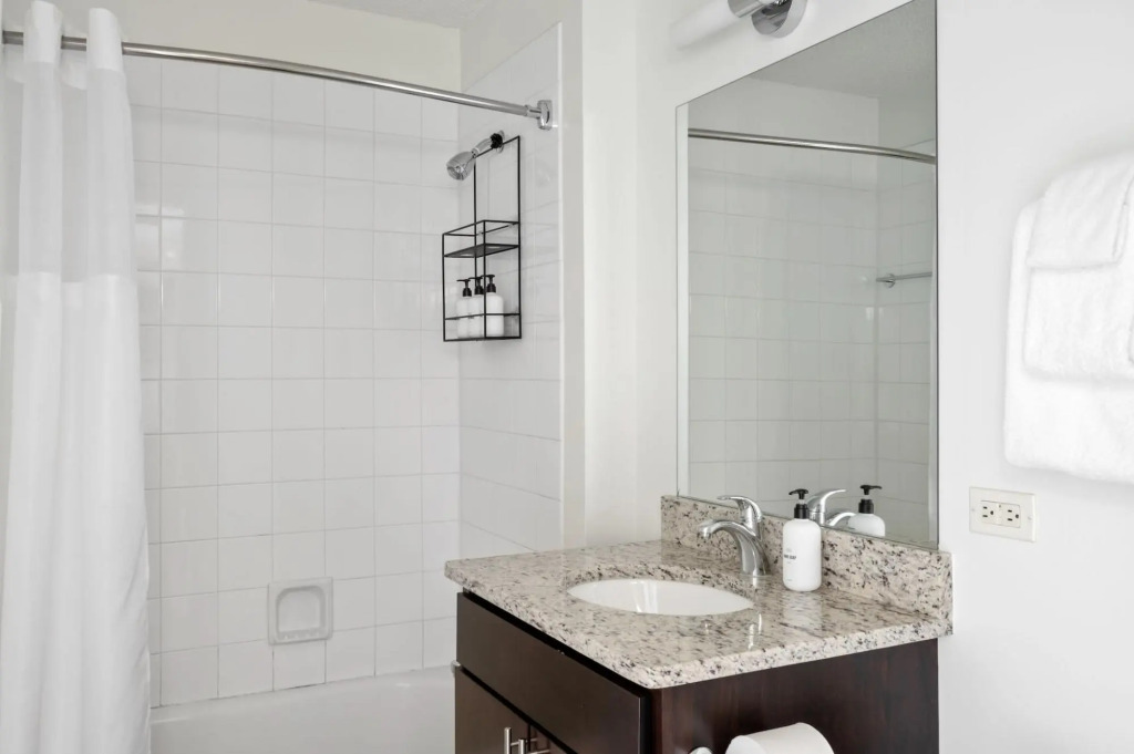 Chicago | Remote Work Friendly Studio w Full Kitchen