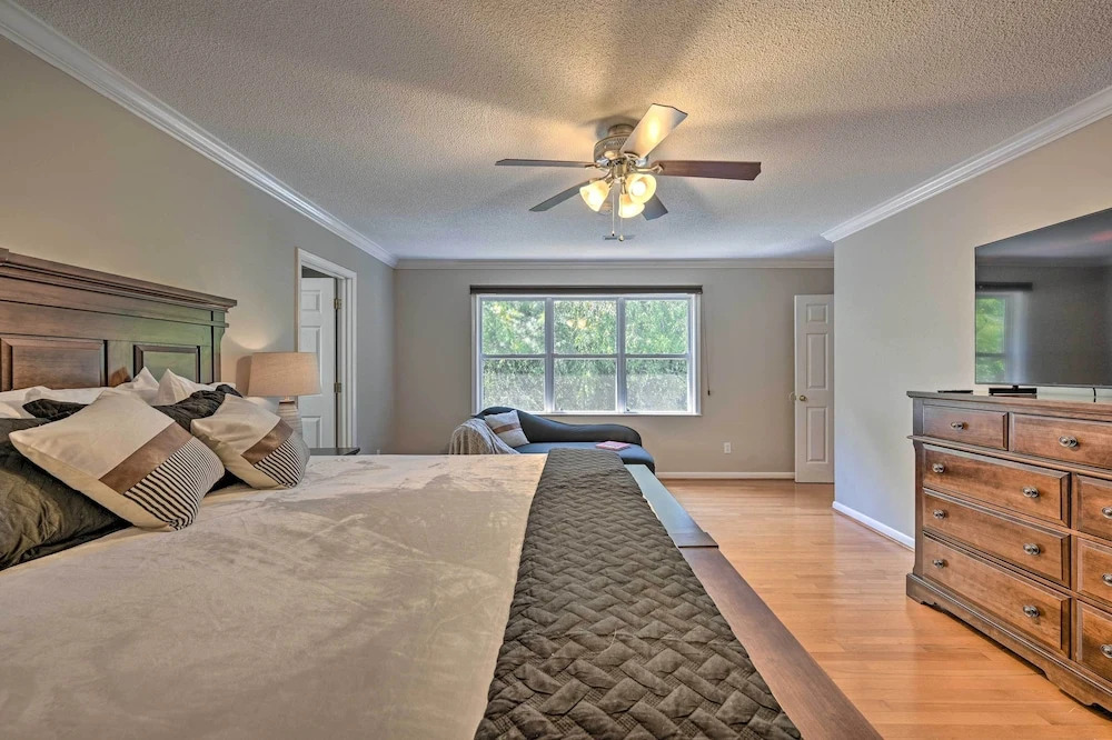 2 Mi to Clemson: Central Villa w/ Deck, Near Lakes