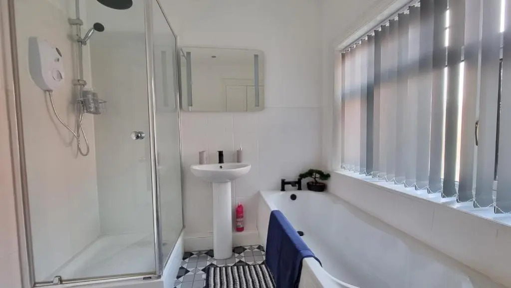 Spacious 5BR Leicester Home Sleeps 10 Parking